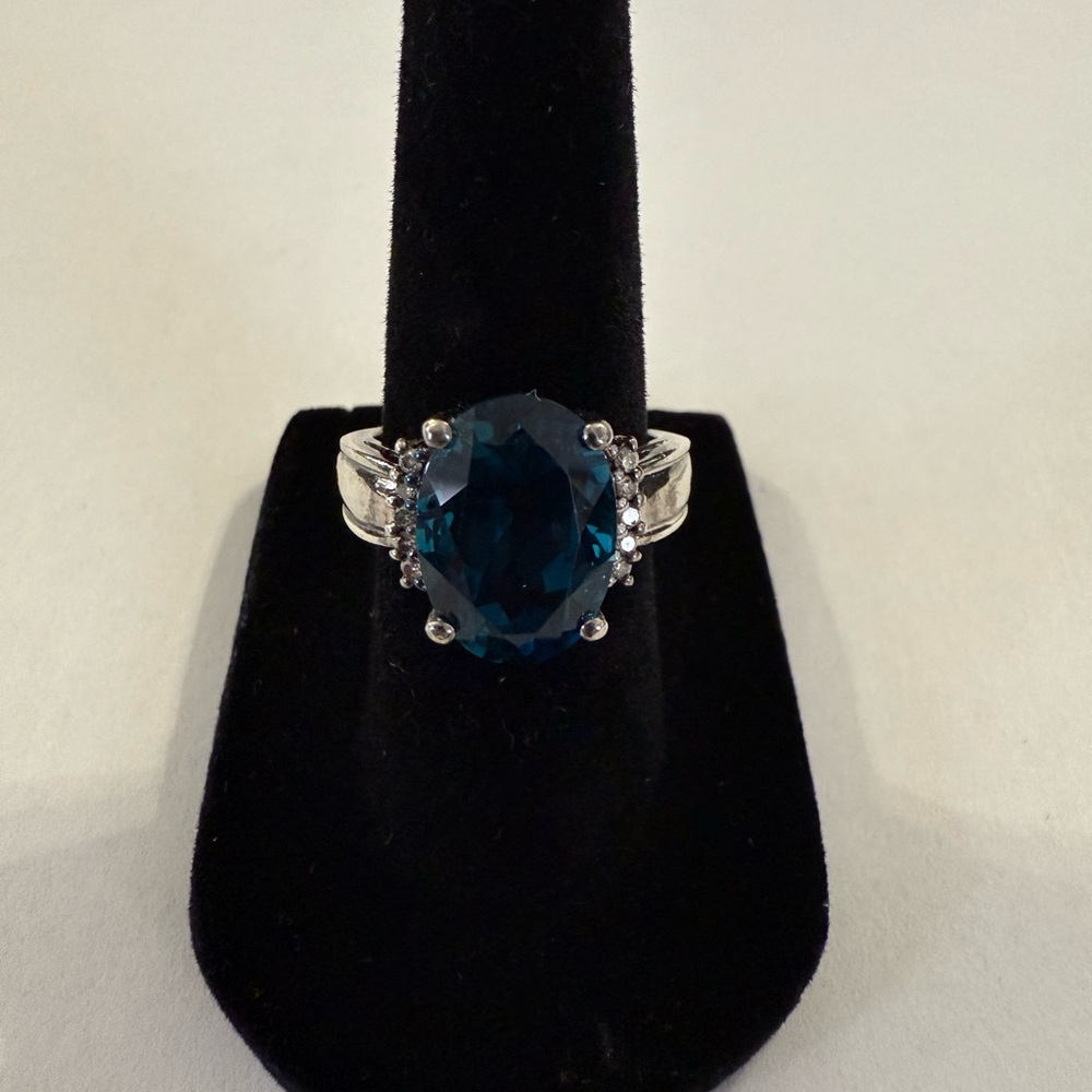 Elegant Silver and Blue Gemstone Ring